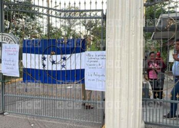 ¡Tomado el Central! Docentes advierten: Mientras no se nombre nueva directora, no habrá clases