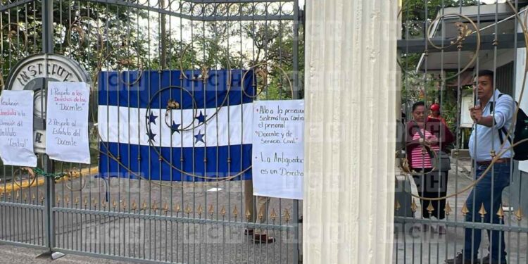 ¡Tomado el Central! Docentes advierten: Mientras no se nombre nueva directora, no habrá clases