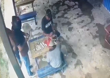 ¡Vio venir la muerte, pero no reaccionó! Sicario falló al primer intento, arregló su arma frente a la víctima y luego la ejecutó