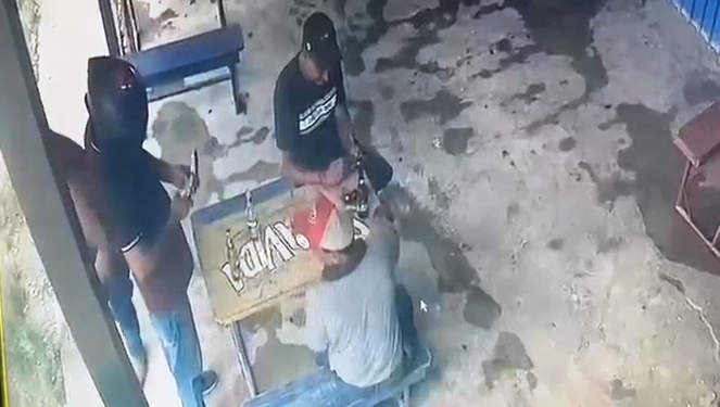 ¡Vio venir la muerte, pero no reaccionó! Sicario falló al primer intento, arregló su arma frente a la víctima y luego la ejecutó
