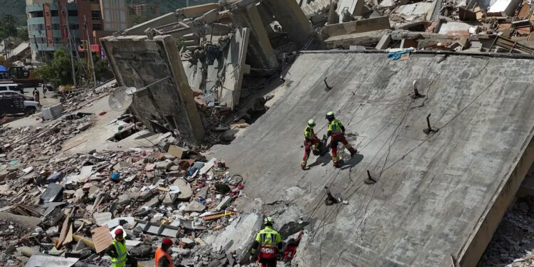 ¡Vuelve a temblar! Nuevas réplicas sacuden la zona devastada de Venezuela