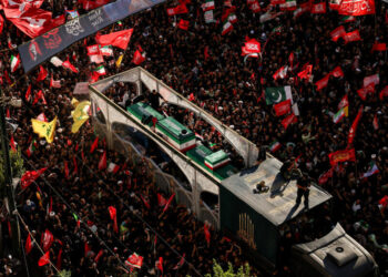 Irán da su último adiós a Jameneí con un multitudinario entierro en Mashad