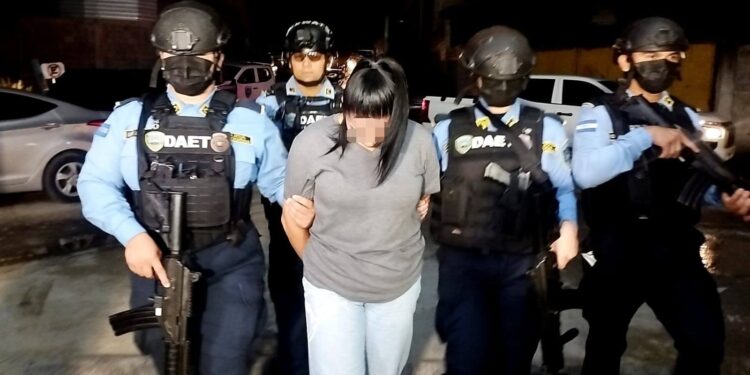 Capturan a “La Negra” supuesta extorsionadora de transportistas en la capital