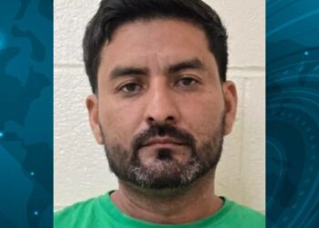 Arrestan a hondureño en Texas acusado de delitos sexuales contra menores que cruzó la frontera en tren