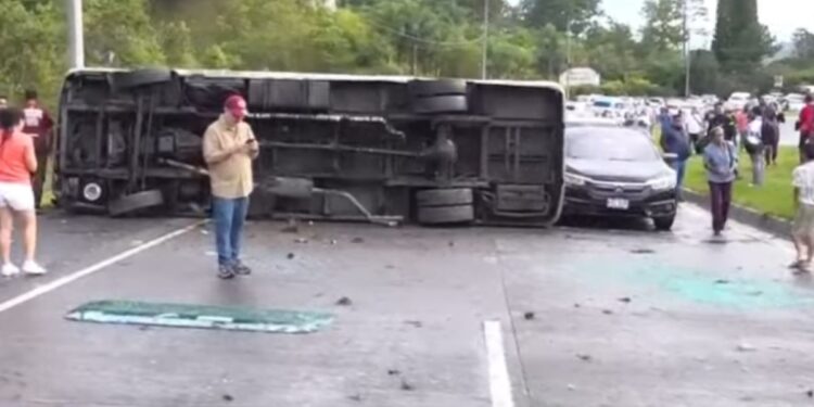 Accidente CA5 durazno bus rapidito