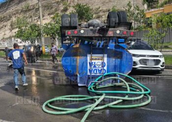 ¡Por poco es desgracia! Pipa de agua aplasta vehículos en el Anillo Periférico, sector Loarque: hay heridos
