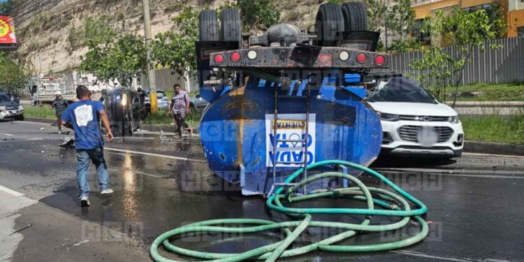 ¡Por poco es desgracia! Pipa de agua aplasta vehículos en el Anillo Periférico, sector Loarque: hay heridos