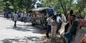 ¡Más accidentes! Varios pasajeros heridos tras volcar bus en Concepción, Intibucá