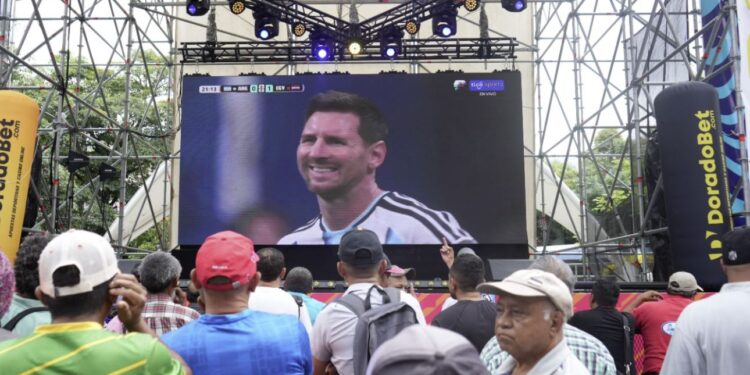 Capitalinos disfrutaron de la épica remontada de Argentina a través del Fan fest