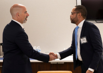 Fiscal Pablo Reyes Theodore y jefe de la DEA abordan estrategias para combatir el crimen organizado