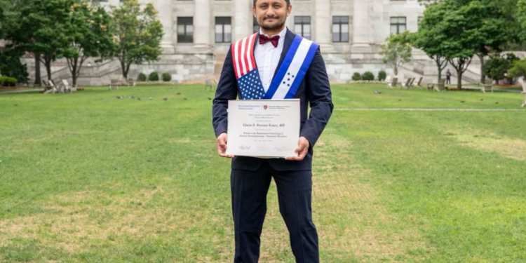 Médico hondureño Edwin Serrano alcanza la excelencia académica y se gradúa de Harvard con medalla de oro