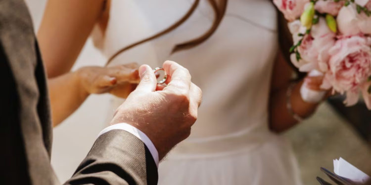 Mujer de 33 años se casó con más de doce hombres en Las Vegas, ¿qué cargos enfrenta?