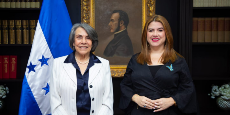 Cossette López es juramentada como la nueva embajadora de Honduras ante la OEA