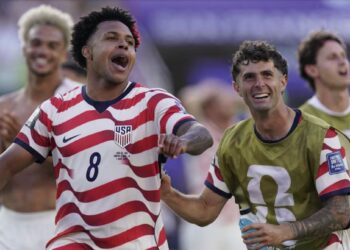 Estados Unidos sella su pase a octavos de final pese a jugar con uno menos y se enfrentará a Bélgica