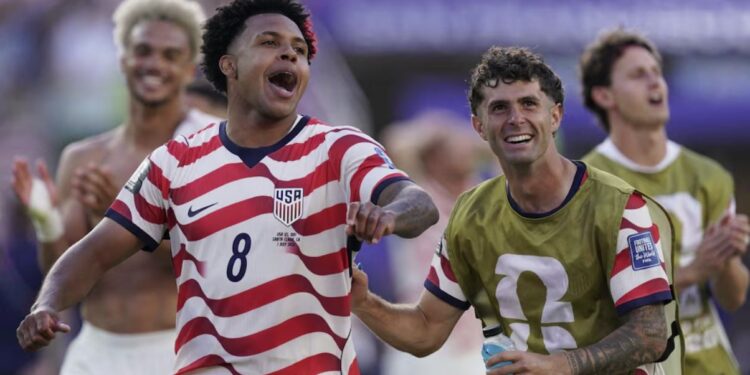 Estados Unidos sella su pase a octavos de final pese a jugar con uno menos y se enfrentará a Bélgica