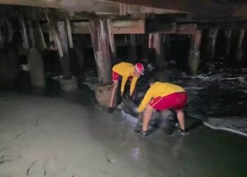 ¡Del tiroteo al mar! Investigan si cuerpo hallado flotando en La Ceiba es el de hombre atacado a balazos