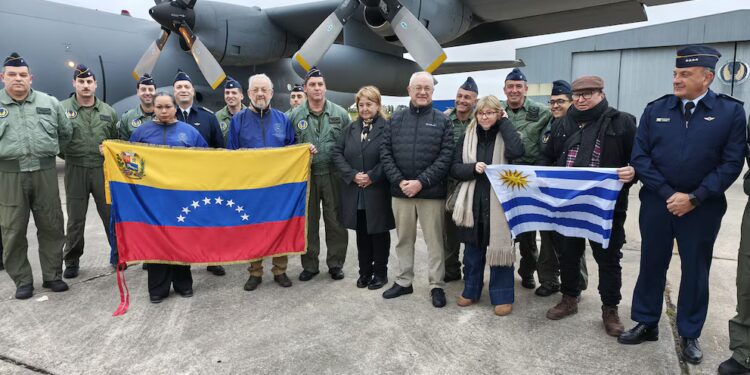 Uruguay envió el primer avión con ayuda humanitaria para Venezuela: “Este terremoto conmovió al mundo”