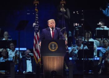 Trump cierra el festejo del 250 aniversario de EEUU con un discurso en tono político, tras un día marcado por calor y tormentas