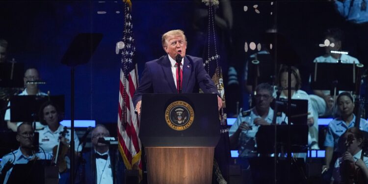 Trump cierra el festejo del 250 aniversario de EEUU con un discurso en tono político, tras un día marcado por calor y tormentas