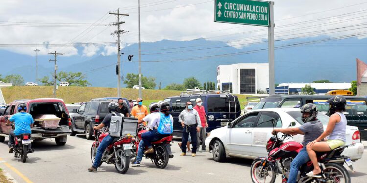 ¿Vale la pena reclamar en el tráfico? Psicóloga alerta sobre discusiones que pueden terminar en tragedia