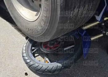 ¡Brutal choque! Motociclista perece tras estrellarse con rastra estacionada en Choloma