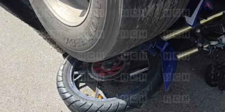 ¡Brutal choque! Motociclista perece tras estrellarse con rastra estacionada en Choloma