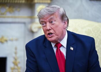Trump da marcha atrás y no cobrará la tasa del 20 % a los buques que transiten por Ormuz
