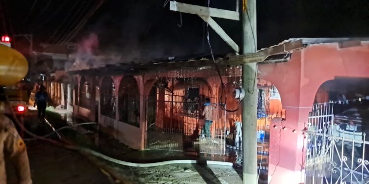 Pavoroso incendio dejó en la calle a una familia en San Manuel | Móvil Emergencia SPS