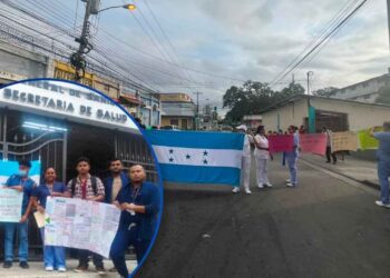 Personal reintegrado al hospital Leonardo Martínez protesta exigiendo pagos atrasados
