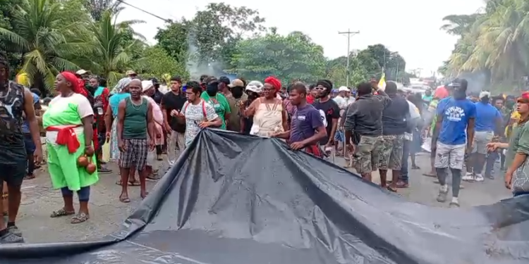 ¡Protesta! Garífunas bloquean la CA-13, denunciando criminalización de cinco detenidos y en defensa de sus territorios ancestrales