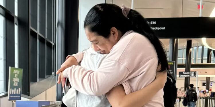 Hondureña se autodeporta junto a su hija estadounidense tras enfrentar proceso migratorio en EE. UU.