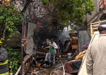 Enormes lenguas de fuego arrasan con colchones y artículos en una chatarrera en sector Israel Norte de la capital