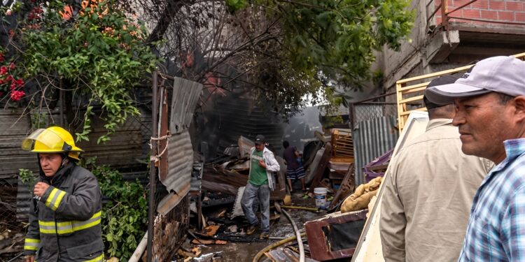 Enormes lenguas de fuego arrasan con colchones y artículos en una chatarrera en sector Israel Norte de la capital