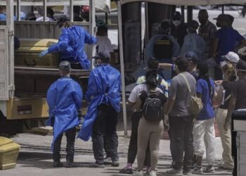Entierran en fosas comunes a víctimas del terremoto en Venezuela