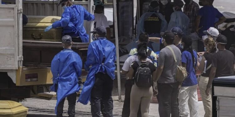 Entierran en fosas comunes a víctimas del terremoto en Venezuela