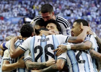 En un infartante partido, Argentina sufrió más de la cuenta y avanzó a los octavos del Mundial tras ganarle en tiempo extra a Cabo Verde