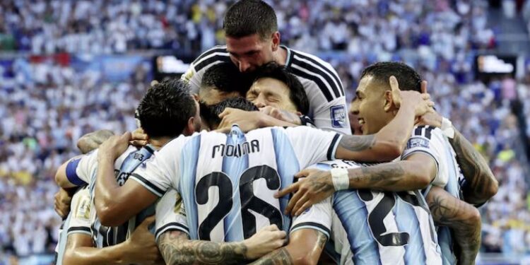 En un infartante partido, Argentina sufrió más de la cuenta y avanzó a los octavos del Mundial tras ganarle en tiempo extra a Cabo Verde
