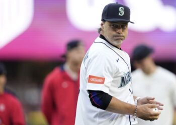 El entrenador de la Selección de Estados Unidos, Mauricio Pochettino, lanzó la primera bola en el juego de béisbol de los Seattle Mariners