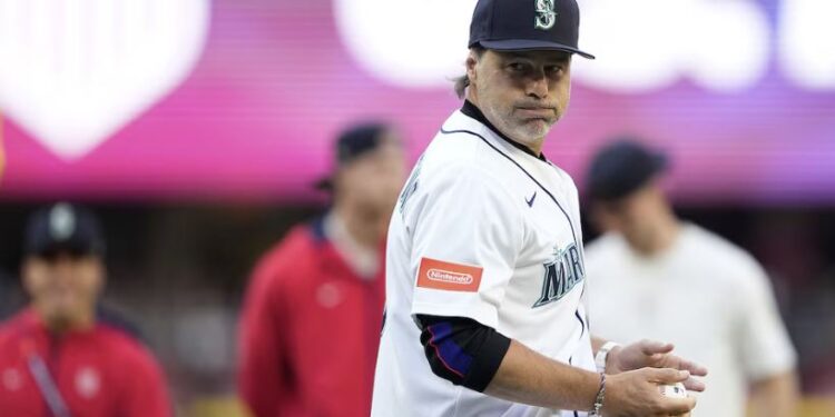 El entrenador de la Selección de Estados Unidos, Mauricio Pochettino, lanzó la primera bola en el juego de béisbol de los Seattle Mariners