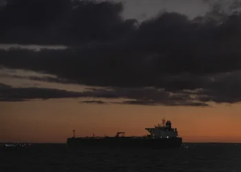 Un muerto y ocho heridos en un ataque a petroleros de Emiratos Árabes atribuido a Irán