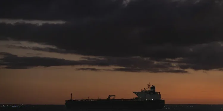 Un muerto y ocho heridos en un ataque a petroleros de Emiratos Árabes atribuido a Irán