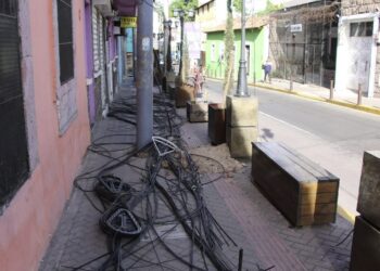 ¡Adiós telarañas! AMDC avanza en el ordenamiento del centro histórico con el retiro de postes y cableado obsoleto