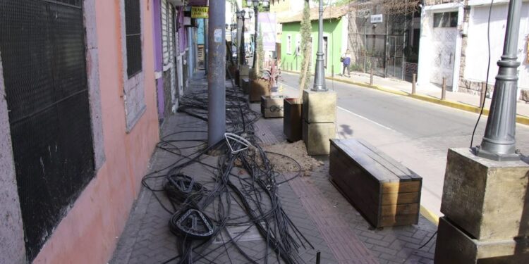 ¡Adiós telarañas! AMDC avanza en el ordenamiento del centro histórico con el retiro de postes y cableado obsoleto