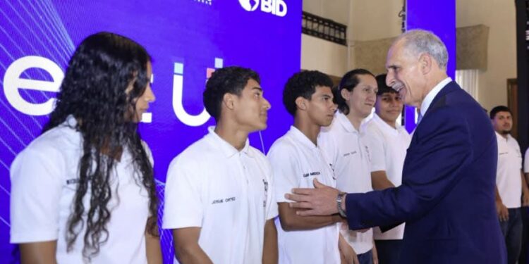 Gobierno hondureño lanza 10 mil becas para potenciar el talento digital en el país