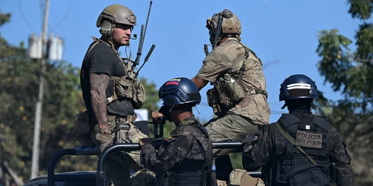 Hay unos 2,000 militares de EE.UU. en Venezuela, dice el jefe del Comando Sur