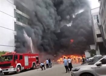 Mueren al menos 28 personas en un incendio de una fábrica de calzado en el sureste de China
