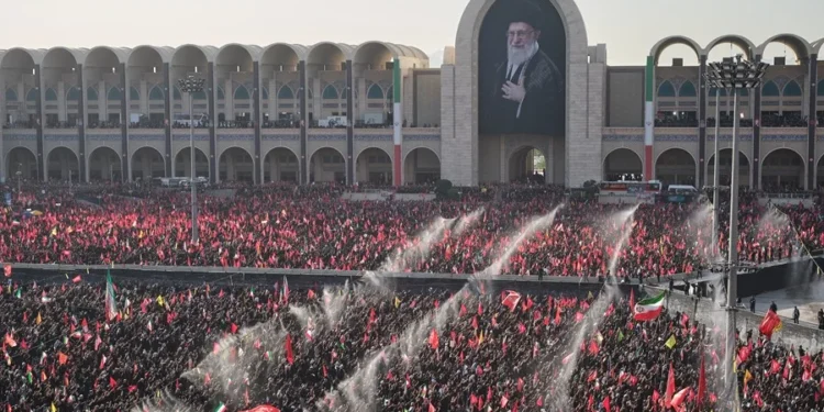 Irán celebra el rezo fúnebre por Jameneí en el segundo día de los funerales públicos