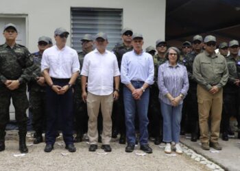 Presidente Asfura participa en la ceremonia de izado de la bandera en la Isla Conejo