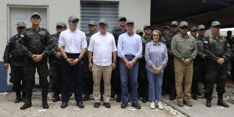 Presidente Asfura participa en la ceremonia de izado de la bandera en la Isla Conejo