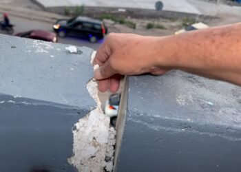 Encuentran restos de durapack en las paredes rajadas del puente Papa Francisco en la capital